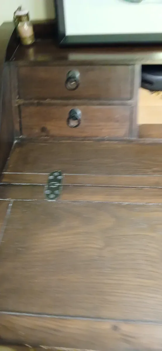 Escritorio de madera con silla