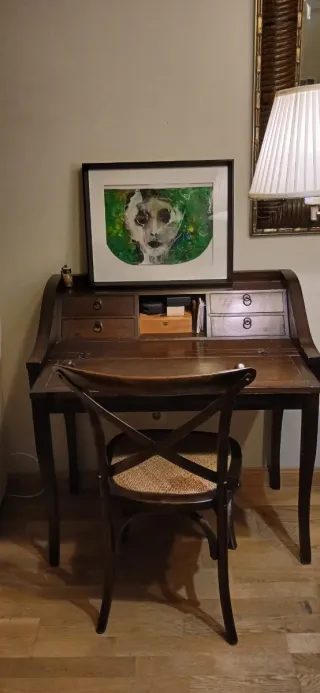 Escritorio de madera con silla