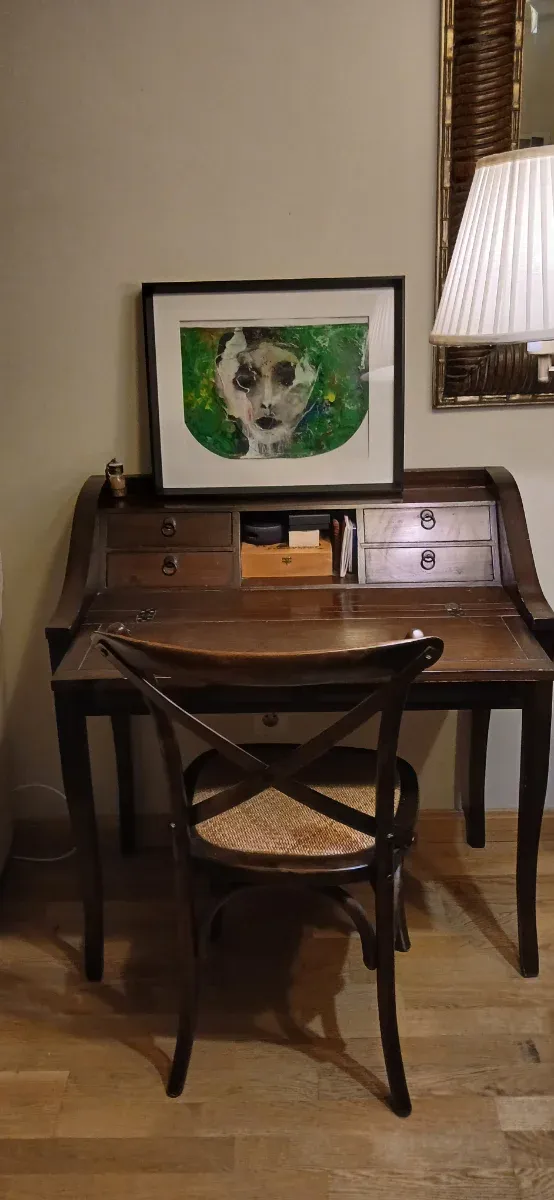 Escritorio de madera con silla