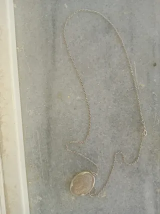 Collar antiguo con colgante ovalado