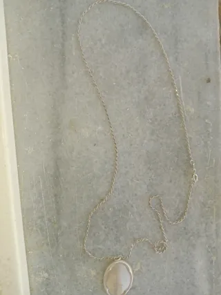 Collar antiguo con colgante ovalado