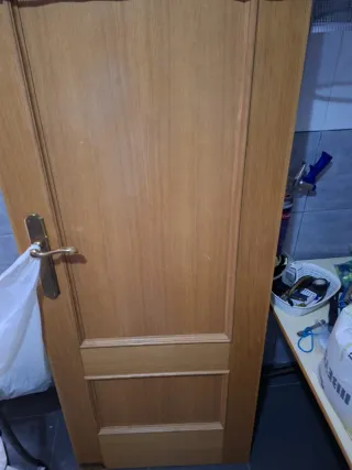 3 Puerta de madera maciza  70 ancho×2metros alto