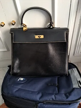 Bolso de mano negro con candado
