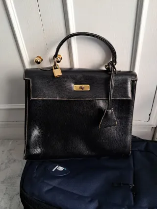 Bolso de mano negro con candado