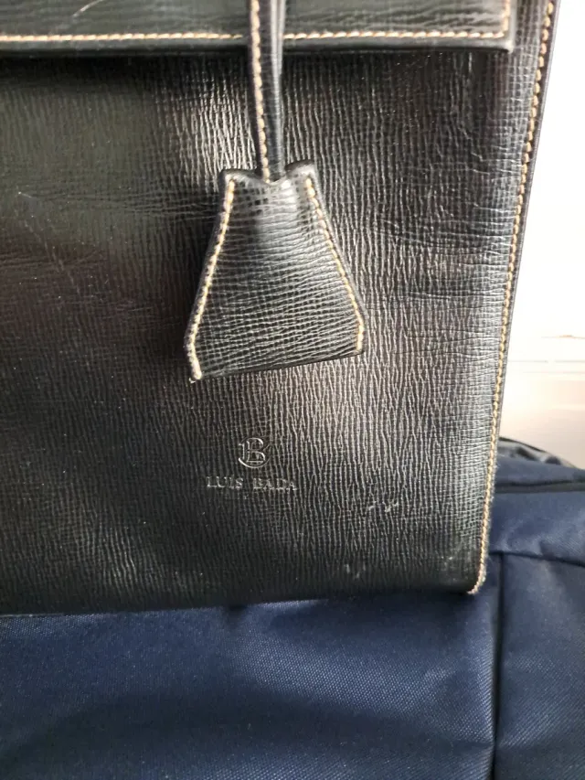 Bolso de mano negro con candado