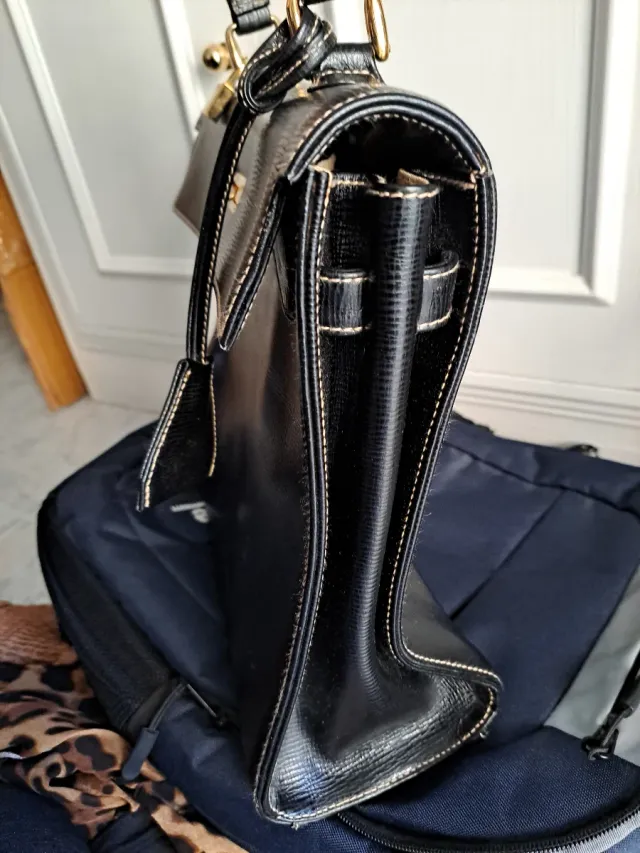 Bolso de mano negro con candado