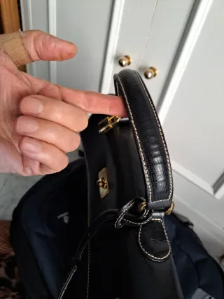 Bolso de mano negro con candado
