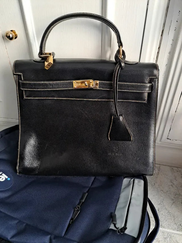 Bolso de mano negro con candado