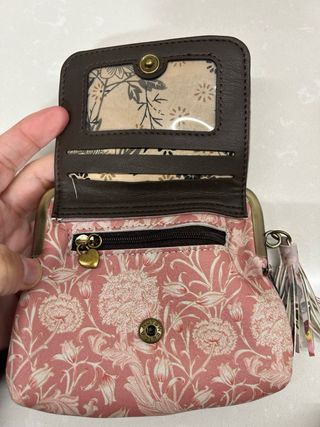 Monedero estampado floral con borla