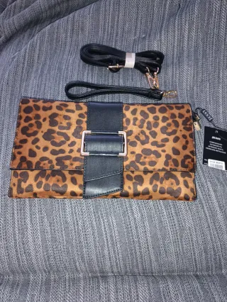 Bolso de mano tipo cartera animal print