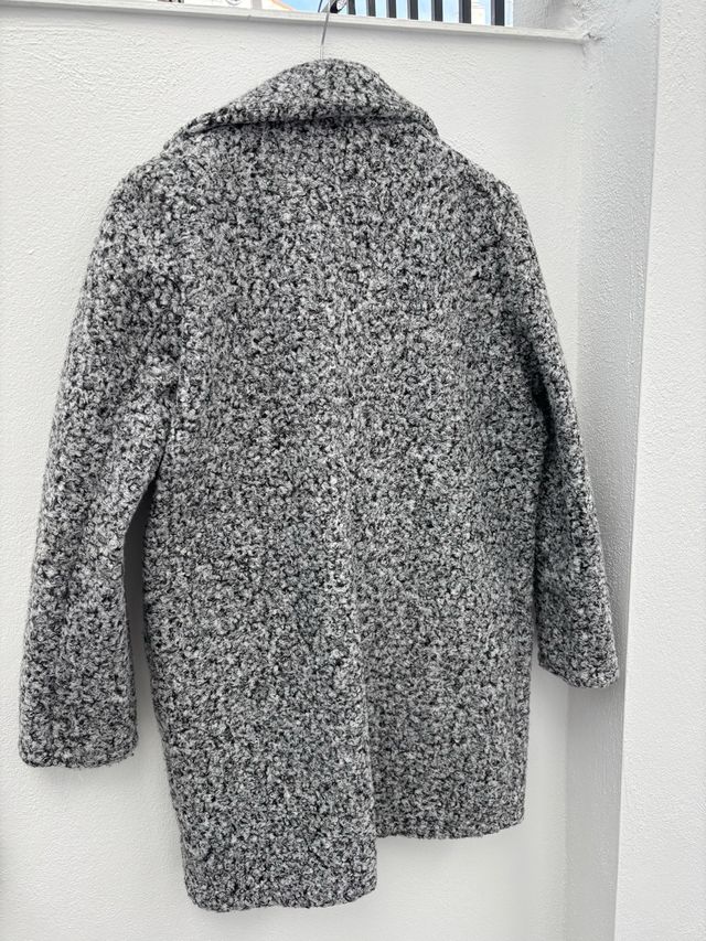 Abrigo gris y blanco