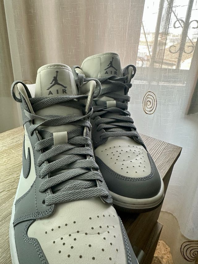 Nike Air Jordan 1 Mid Gris y Blanco Unisex
