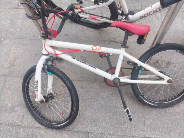 Bicicleta BMX blanca