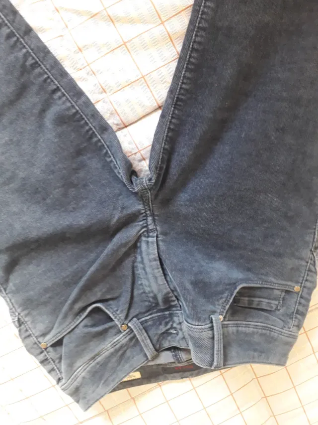 Pantalón pitillo pana estilo vaquero