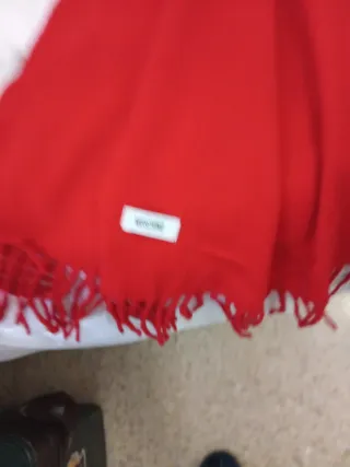 Bufanda Moschino Roja con Logo y Flecos