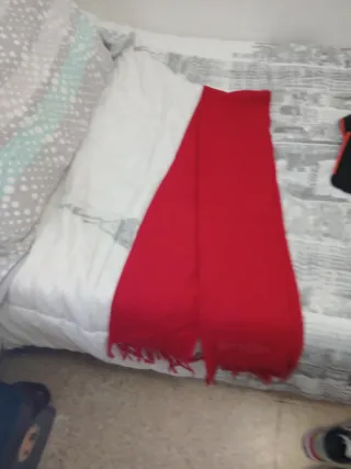 Bufanda Moschino Roja con Logo y Flecos