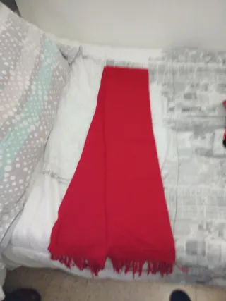 Bufanda Moschino Roja con Logo y Flecos