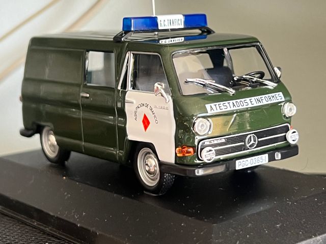 Modelli di auto della Guardia Civil in scala come nuovi