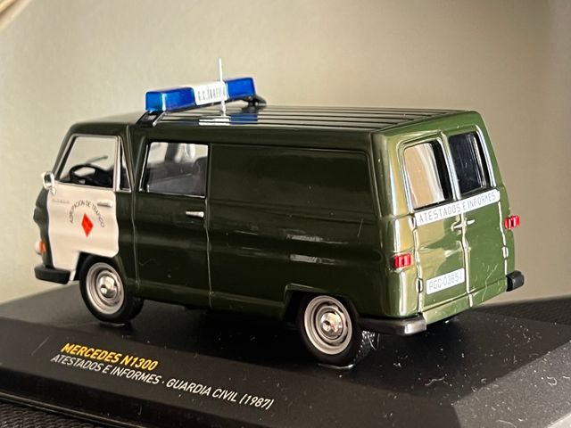 Modelli di auto della Guardia Civil in scala come nuovi