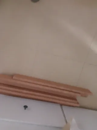Mesa de salón de madera