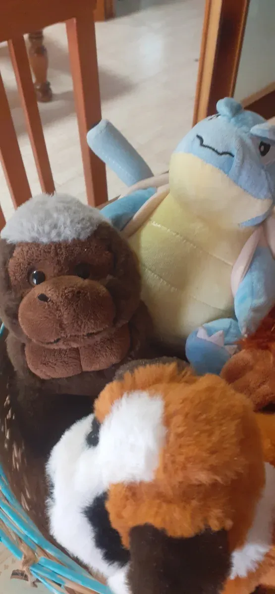 Cesto mimbre azul con peluches decoración