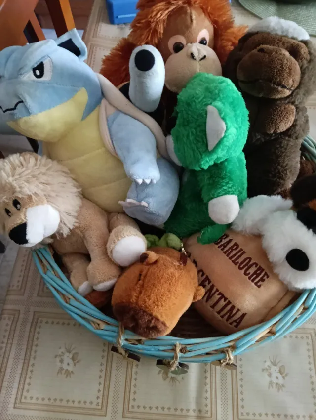 Cesto mimbre azul con peluches decoración