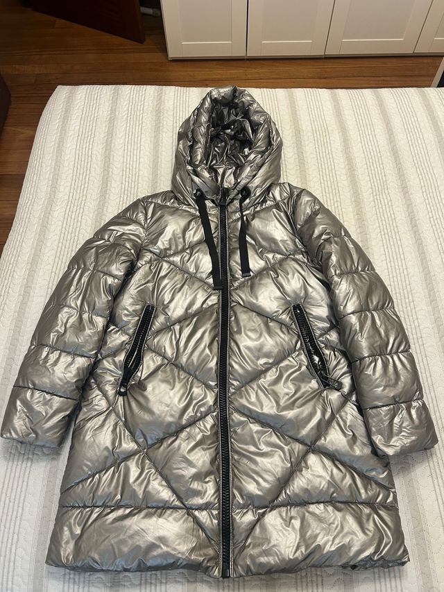Abrigo acolchado plateado con capucha