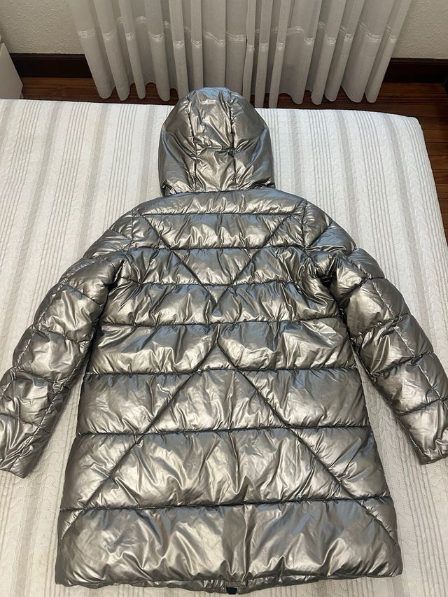 Abrigo acolchado plateado con capucha