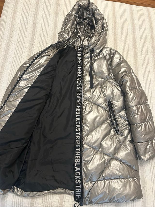 Abrigo acolchado plateado con capucha