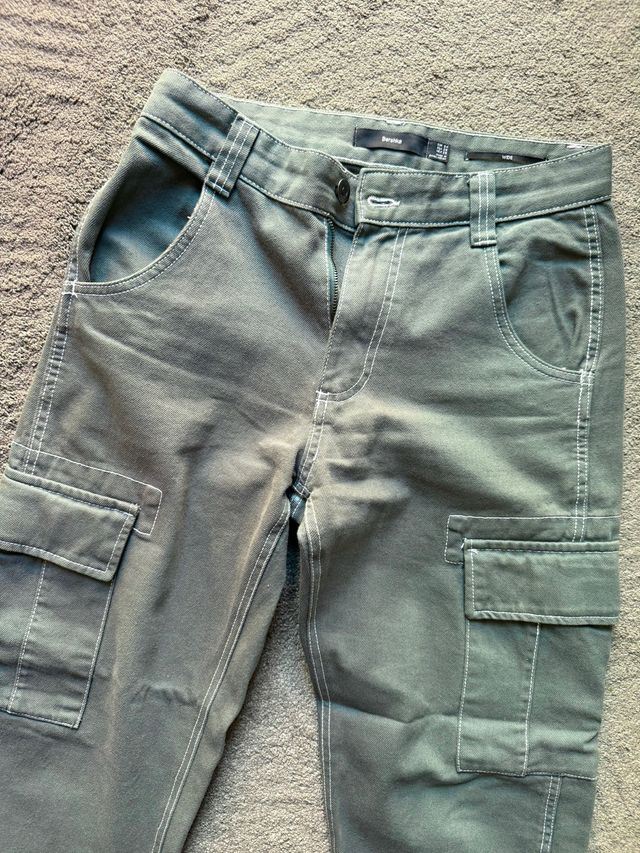 Pantalones cargo Bershka verdes talla S