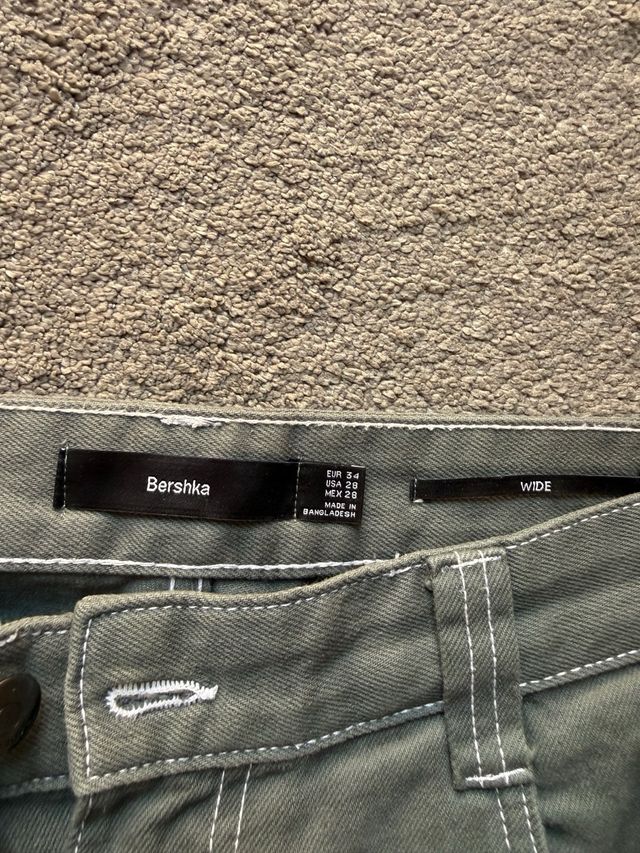 Pantalones cargo Bershka verdes talla S
