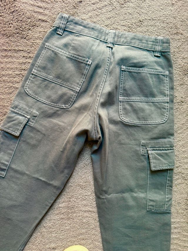 Pantalones cargo Bershka verdes talla S