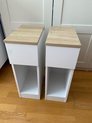 Mesitas de noche estrechas blancas y madera