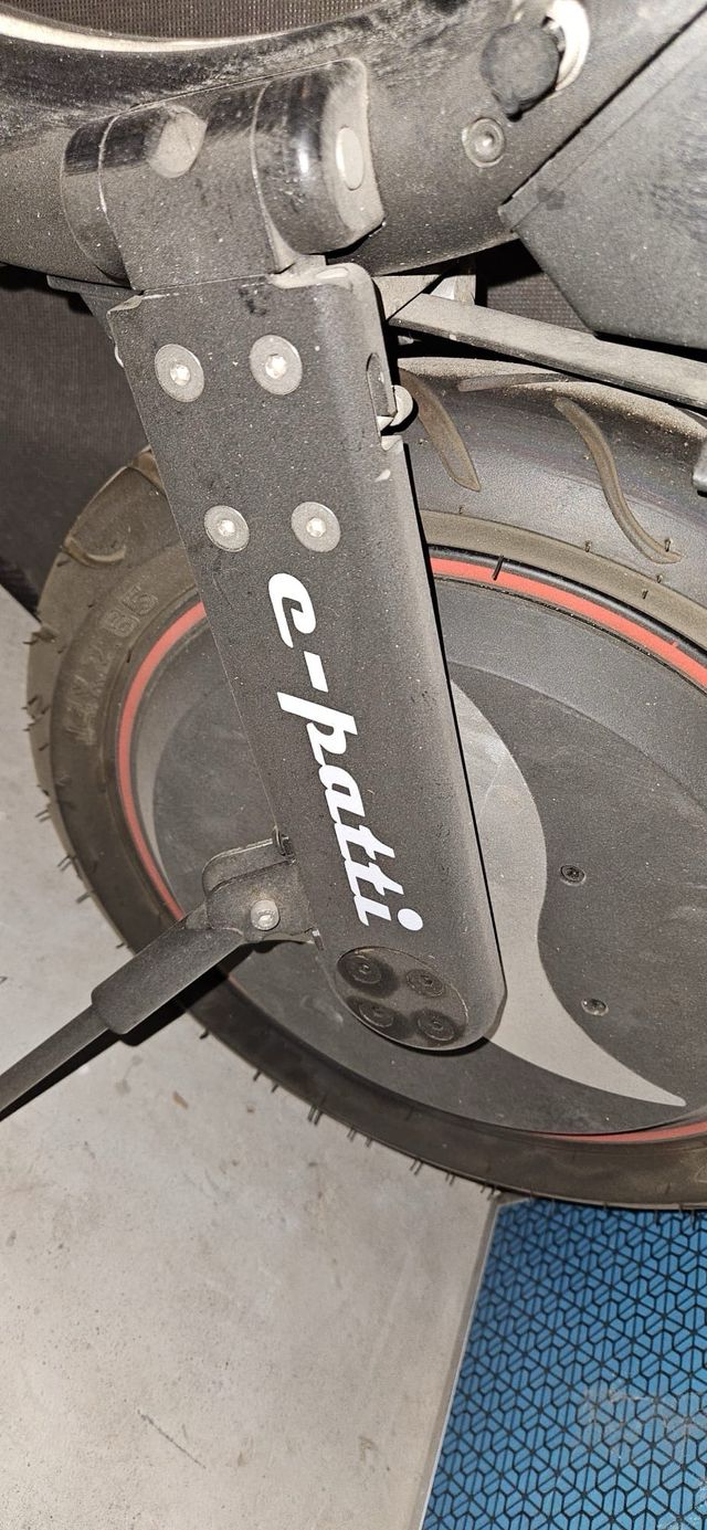 Patinete eléctrico con sillín. Plegable