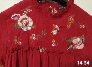 Vestido burdeos bordado y con lentejuelas.