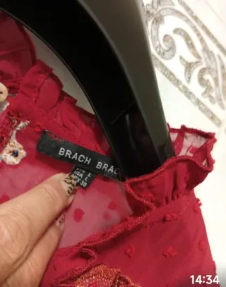 Vestido burdeos bordado y con lentejuelas.