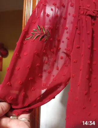 Vestido burdeos bordado y con lentejuelas.