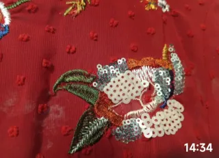 Vestido burdeos bordado y con lentejuelas.