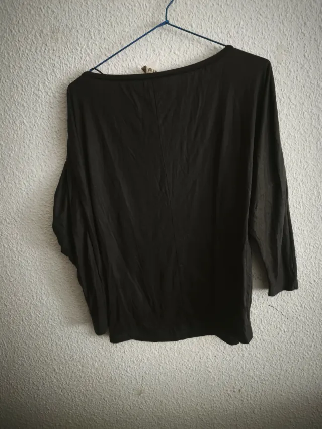 T-shirt nera con strass argentati