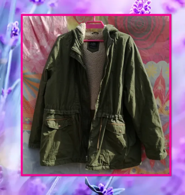 ABRIGO IMPERMEABLE VERDE OLIVA CON SHERPA BLANCO