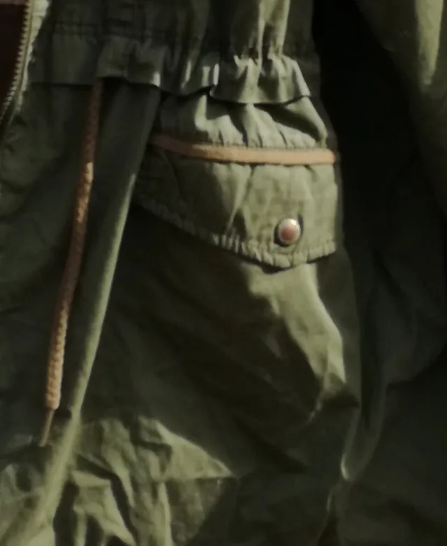 ABRIGO IMPERMEABLE VERDE OLIVA CON SHERPA BLANCO