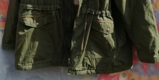 ABRIGO IMPERMEABLE VERDE OLIVA CON SHERPA BLANCO