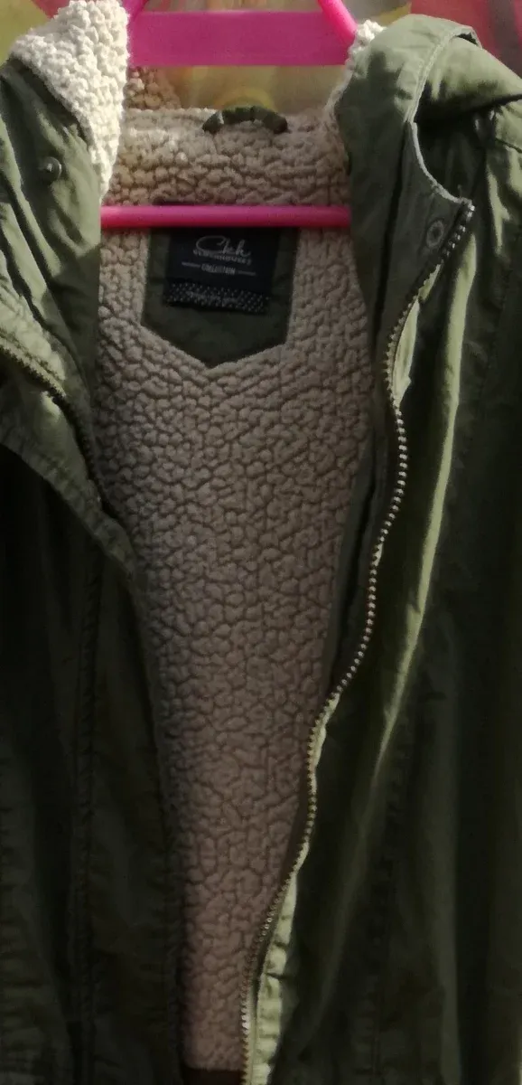 ABRIGO IMPERMEABLE VERDE OLIVA CON SHERPA BLANCO