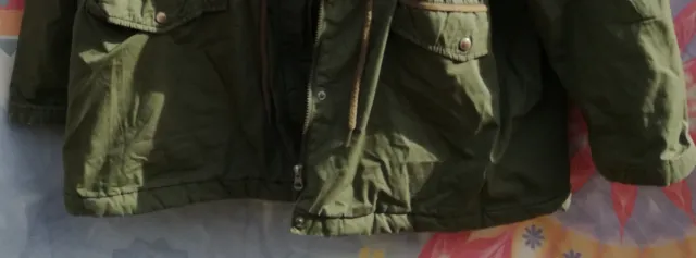 ABRIGO IMPERMEABLE VERDE OLIVA CON SHERPA BLANCO