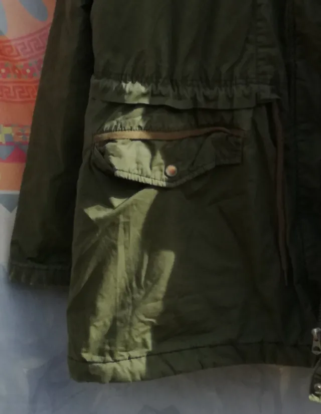 ABRIGO IMPERMEABLE VERDE OLIVA CON SHERPA BLANCO