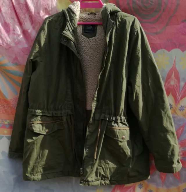 ABRIGO IMPERMEABLE VERDE OLIVA CON SHERPA BLANCO