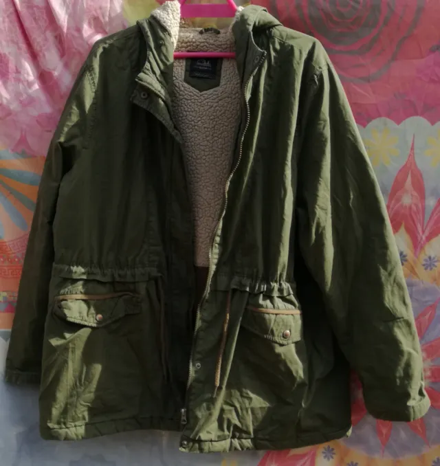 ABRIGO IMPERMEABLE VERDE OLIVA CON SHERPA BLANCO