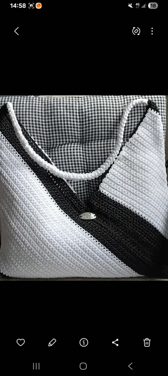 Bolso blanco y negro amplio