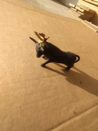 Statua toro corna oro metallo