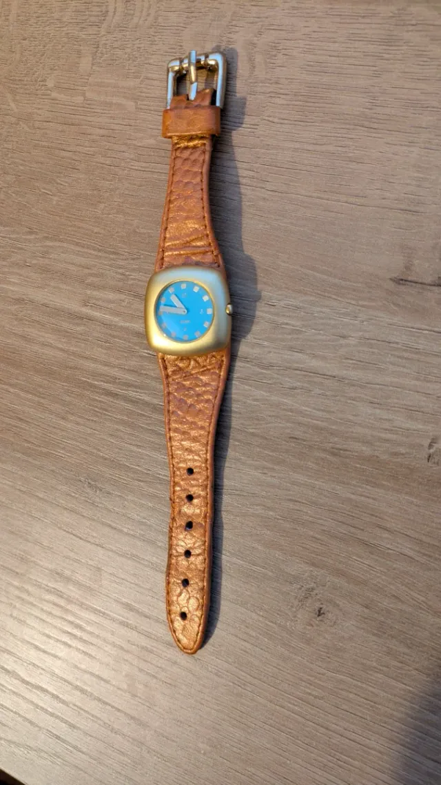Reloj de pulsera marrón y dorado